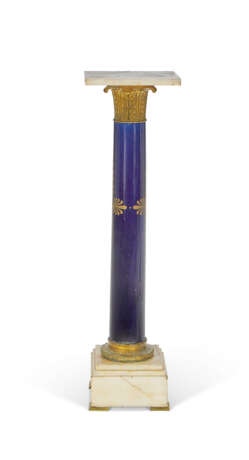 AN ORMOLU AND ONYX-MOUNTED COBALT BLUE-GROUND SEVRES STYLE PORCELAIN PEDESTAL - Foto 3