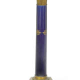 AN ORMOLU AND ONYX-MOUNTED COBALT BLUE-GROUND SEVRES STYLE PORCELAIN PEDESTAL - Foto 4