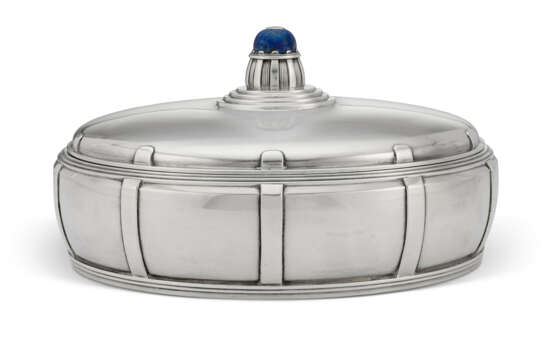 A FRENCH LAPIS LAZULI-MOUNTED SILVER TUREEN AND COVER - фото 1
