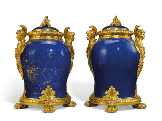 A PAIR OF ORMOLU-MOUNTED GILT-DECORATED CHINESE PORCELAIN VASES - Foto 1