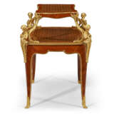 A FRENCH ORMOLU AND JASPERWARE-MOUNTED SATINWOOD, HAREWOOD AND AMARANTH PARQUETRY TEA TABLE - Foto 2