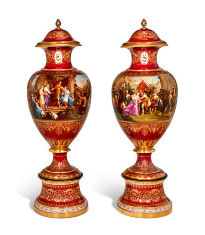 A LARGE PAIR OF ORMOLU-MOUNTED VIENNA STYLE PORCELAIN CLARET-GROUND VASES, COVERS AND STANDS - Foto 2