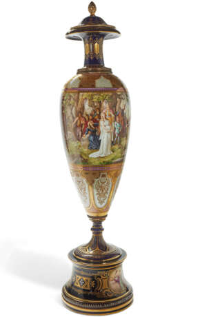 A LARGE VIENNA STYLE PORCELAIN COBALT-BLUE AND GOLD GROUND VASE, COVER AND STAND, 'LOHENGRIN ABSCHIED' - Foto 3