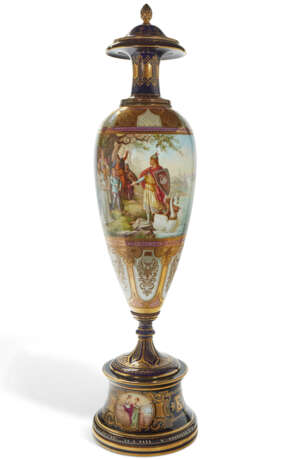 A LARGE VIENNA STYLE PORCELAIN COBALT-BLUE AND GOLD GROUND VASE, COVER AND STAND, 'LOHENGRIN ABSCHIED' - Foto 4