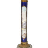 AN ORMOLU AND ONYX-MOUNTED COBALT BLUE-GROUND SEVRES STYLE PORCELAIN PEDESTAL - Foto 2