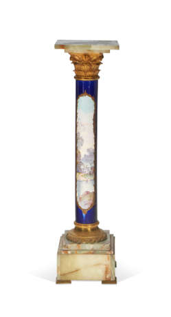 AN ORMOLU AND ONYX-MOUNTED COBALT BLUE-GROUND SEVRES STYLE PORCELAIN PEDESTAL - фото 2