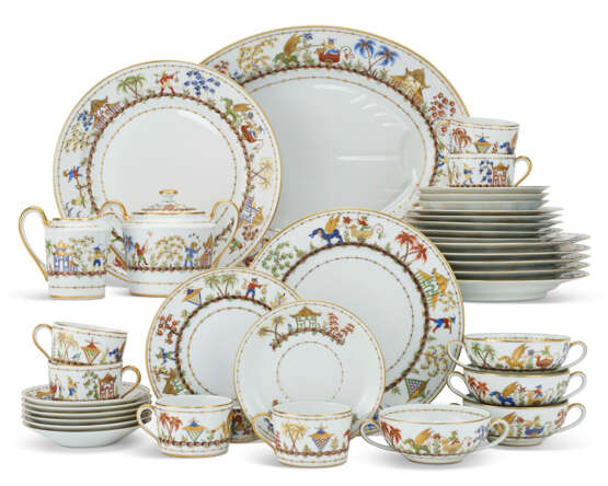A FRENCH (LE TALLEC) PORCELAIN PART DINNER SERVICE - фото 1