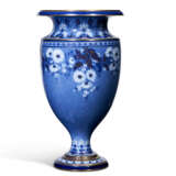 A SEVRES PORCELAIN POWDERED-BLUE GROUND VASE (VASE MYCENE) - Foto 1