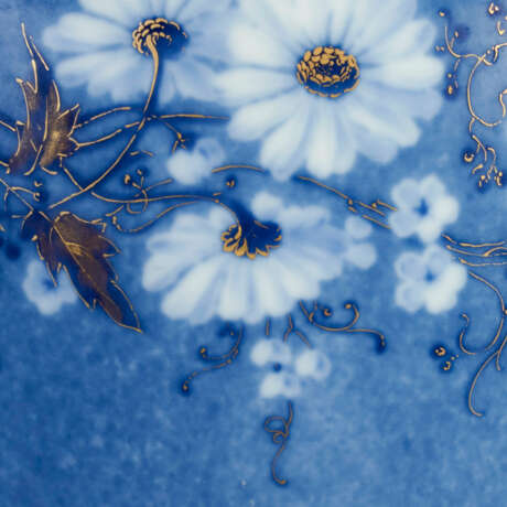 A SEVRES PORCELAIN POWDERED-BLUE GROUND VASE (VASE MYCENE) - Foto 2