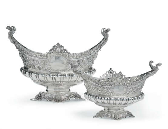 A NEAR PAIR OF VICTORIAN SILVER CENTERPIECE BOWLS - фото 1