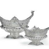 A NEAR PAIR OF VICTORIAN SILVER CENTERPIECE BOWLS - фото 1