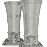 A PAIR OF CONTINENTAL SILVER 'HISTORISMUS' VASES - Foto 1