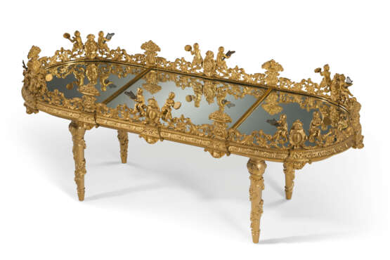 A LARGE FRENCH TROUBADOUR STYLE ORMOLU AND MIRRORED THREE-PIECE SURTOUT DE TABLE - Foto 2