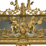 A LARGE FRENCH TROUBADOUR STYLE ORMOLU AND MIRRORED THREE-PIECE SURTOUT DE TABLE - Foto 3