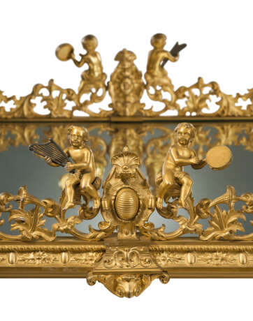 A LARGE FRENCH TROUBADOUR STYLE ORMOLU AND MIRRORED THREE-PIECE SURTOUT DE TABLE - Foto 3