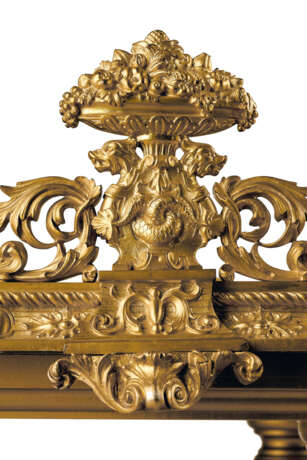 A LARGE FRENCH TROUBADOUR STYLE ORMOLU AND MIRRORED THREE-PIECE SURTOUT DE TABLE - Foto 5