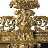 A LARGE FRENCH TROUBADOUR STYLE ORMOLU AND MIRRORED THREE-PIECE SURTOUT DE TABLE - Foto 5