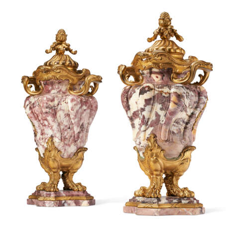 A PAIR OF FRENCH ORMOLU-MOUNTED FLEUR DE PECHER MARBLE URNS AND COVERS - фото 1