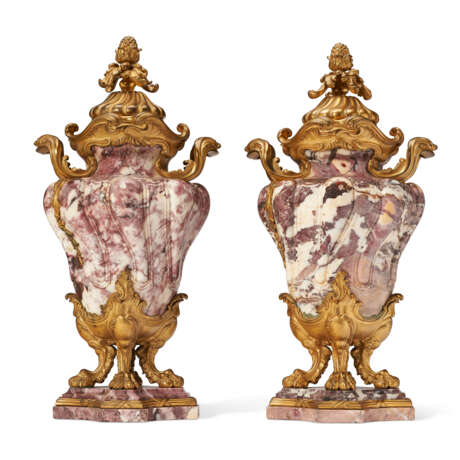 A PAIR OF FRENCH ORMOLU-MOUNTED FLEUR DE PECHER MARBLE URNS AND COVERS - фото 2