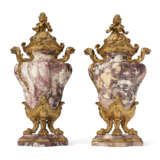 A PAIR OF FRENCH ORMOLU-MOUNTED FLEUR DE PECHER MARBLE URNS AND COVERS - фото 3