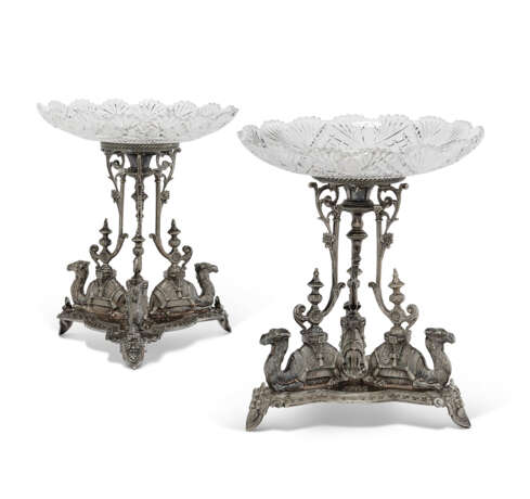 A PAIR OF ENGLISH SILVER-PLATED AND CUT-GLASS TAZZE - Foto 1