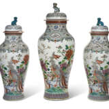 A MASSIVE SAMSON PORCELAIN GARNITURE OF THREE CHINESE EXPORT STYLE SOLDIER VASES AND COVERS - Foto 1