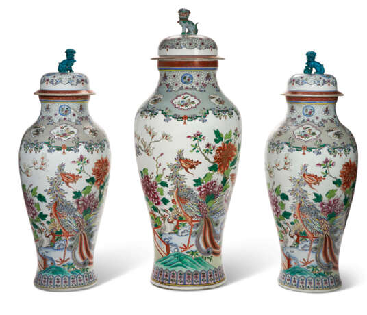 A MASSIVE SAMSON PORCELAIN GARNITURE OF THREE CHINESE EXPORT STYLE SOLDIER VASES AND COVERS - photo 1