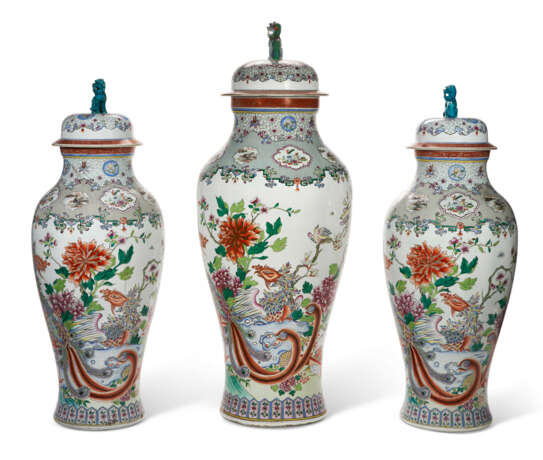 A MASSIVE SAMSON PORCELAIN GARNITURE OF THREE CHINESE EXPORT STYLE SOLDIER VASES AND COVERS - Foto 3