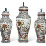 A MASSIVE SAMSON PORCELAIN GARNITURE OF THREE CHINESE EXPORT STYLE SOLDIER VASES AND COVERS - Foto 3