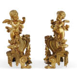 A PAIR OF FRENCH ORMOLU FIGURAL CHENETS - Foto 4