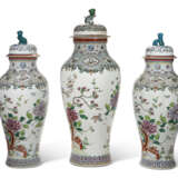 A MASSIVE SAMSON PORCELAIN GARNITURE OF THREE CHINESE EXPORT STYLE SOLDIER VASES AND COVERS - Foto 5