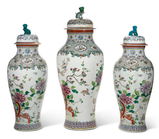A MASSIVE SAMSON PORCELAIN GARNITURE OF THREE CHINESE EXPORT STYLE SOLDIER VASES AND COVERS - Foto 5