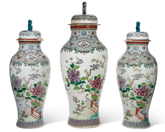 A MASSIVE SAMSON PORCELAIN GARNITURE OF THREE CHINESE EXPORT STYLE SOLDIER VASES AND COVERS - Foto 7