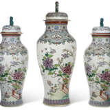 A MASSIVE SAMSON PORCELAIN GARNITURE OF THREE CHINESE EXPORT STYLE SOLDIER VASES AND COVERS - photo 7