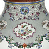 A MASSIVE SAMSON PORCELAIN GARNITURE OF THREE CHINESE EXPORT STYLE SOLDIER VASES AND COVERS - Foto 9