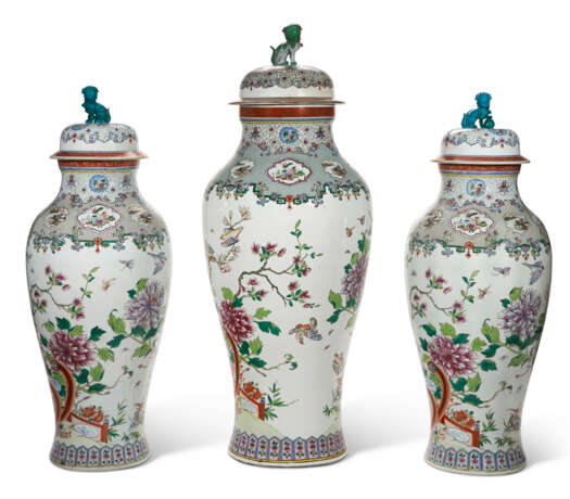 A MASSIVE SAMSON PORCELAIN GARNITURE OF THREE CHINESE EXPORT STYLE SOLDIER VASES AND COVERS - Foto 6