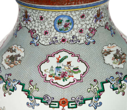 A MASSIVE SAMSON PORCELAIN GARNITURE OF THREE CHINESE EXPORT STYLE SOLDIER VASES AND COVERS - photo 10