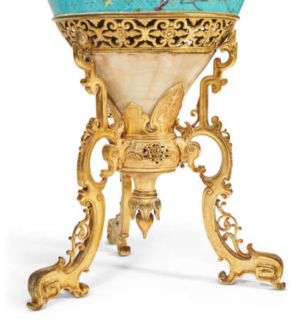 A LARGE FRENCH ORMOLU, ONYX AND TURQUOISE-GROUND PORCELAIN JARDINIERE - фото 4