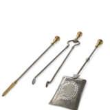 A SET OF THREE VICTORIAN POLISHED-STEEL AND BRASS FIRE TOOLS - Foto 2