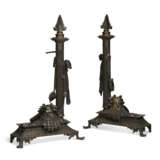 A PAIR OF NAPOLEON III PATINATED BRONZE CHENETS - Foto 1