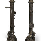 A PAIR OF NAPOLEON III PATINATED BRONZE CHENETS - Foto 5