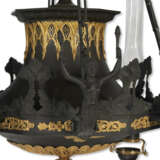 A NORTH EUROPEAN ORMOLU-MOUNTED AND PATINATED-BRONZE FOUR-LIGHT CHANDELIER - Foto 4