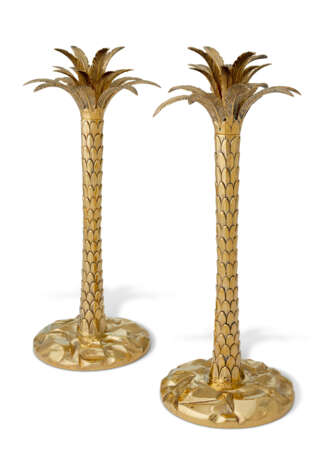 A PAIR OF SILVER-GILT PALM TREE-FORM CANDLESTICKS - фото 1
