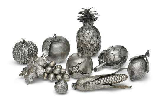A SUITE OF NINE ITALIAN SILVER FIGURAL TABLE LIGHTERS AND TABLE ORNAMENTS - Foto 1