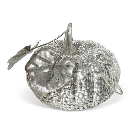 AN ITALIAN SILVER PUMPKIN-FORM PUNCH BOWL, COVER, AND LADLE - фото 1