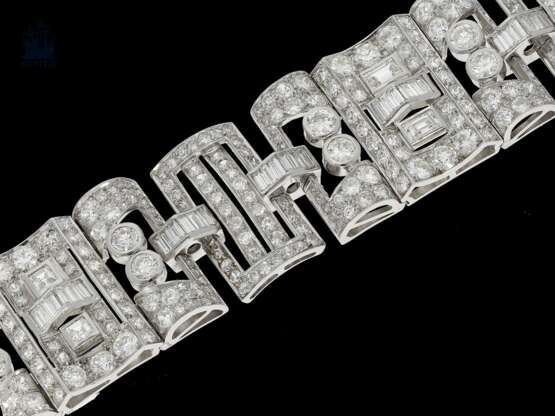 Armband: äußerst wertvolles Diamantarmband aus Platin, vermutlich aus der Zeit des Art déco, ca. 25ct - фото 1