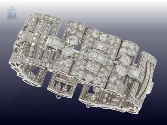 Armband: äußerst wertvolles Diamantarmband aus Platin, vermutlich aus der Zeit des Art déco, ca. 25ct - фото 3