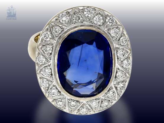 Ring: exquisiter Goldschmiedering mit großem, sehr wertvollem Ceylon-Saphir von ca. 6ct und hochwertigem Brillantbesatz - фото 1