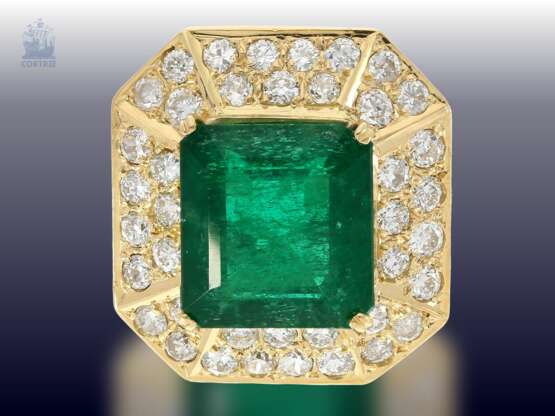 Ring: breiter, unikater und äußerst hochwertig gearbeiteter vintage Smaragd/Brillant Goldschmiedering, Smaragd ca. 9ct, Brillanten ca. 3ct - фото 1