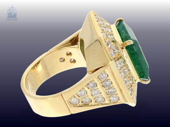 Ring: breiter, unikater und äußerst hochwertig gearbeiteter vintage Smaragd/Brillant Goldschmiedering, Smaragd ca. 9ct, Brillanten ca. 3ct - photo 2